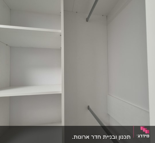 ארון לבן עם מדפים ומוט תלייה